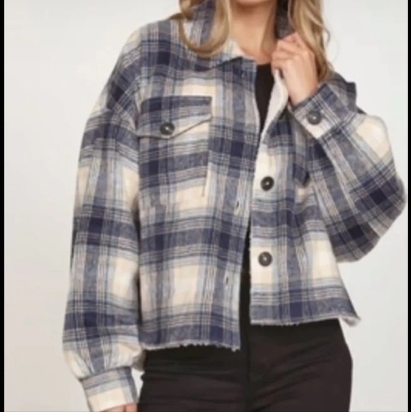 LA MIEL NAVY BLUE & CREAM PLAID CROPPED SHACKET, SZ SMALL - Picture 3 of 13